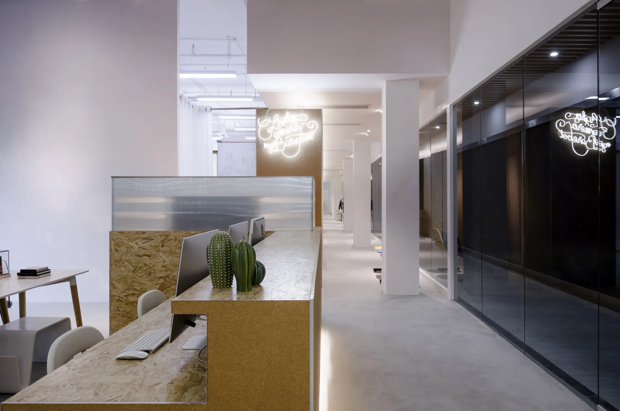 Barefoot Portraits, interior. Photo: Peter Dixie / LOTAN.