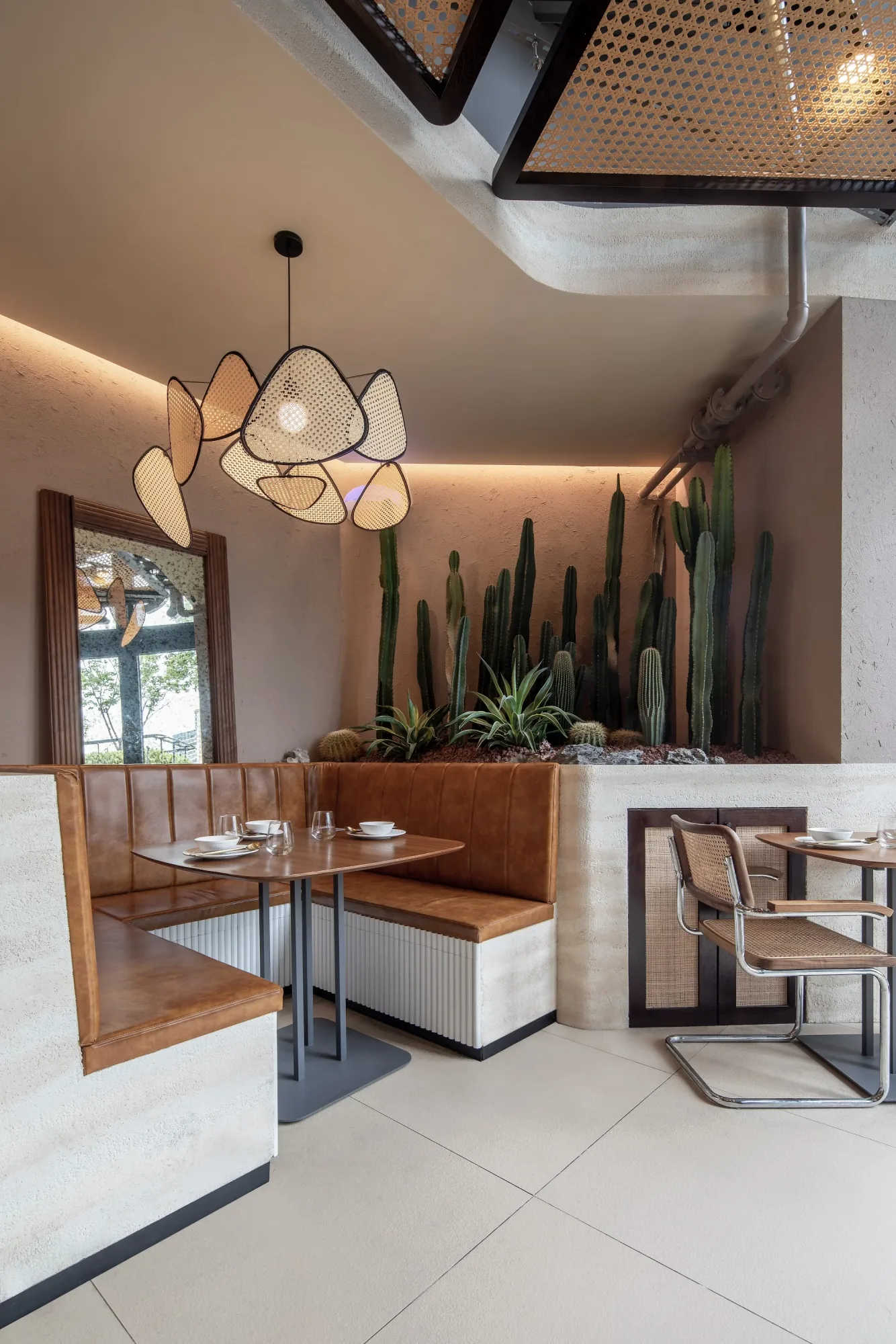 EThai 1000 Trees, interior.